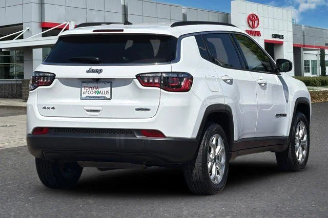 Used 2025 White Jeep Latitude image 4