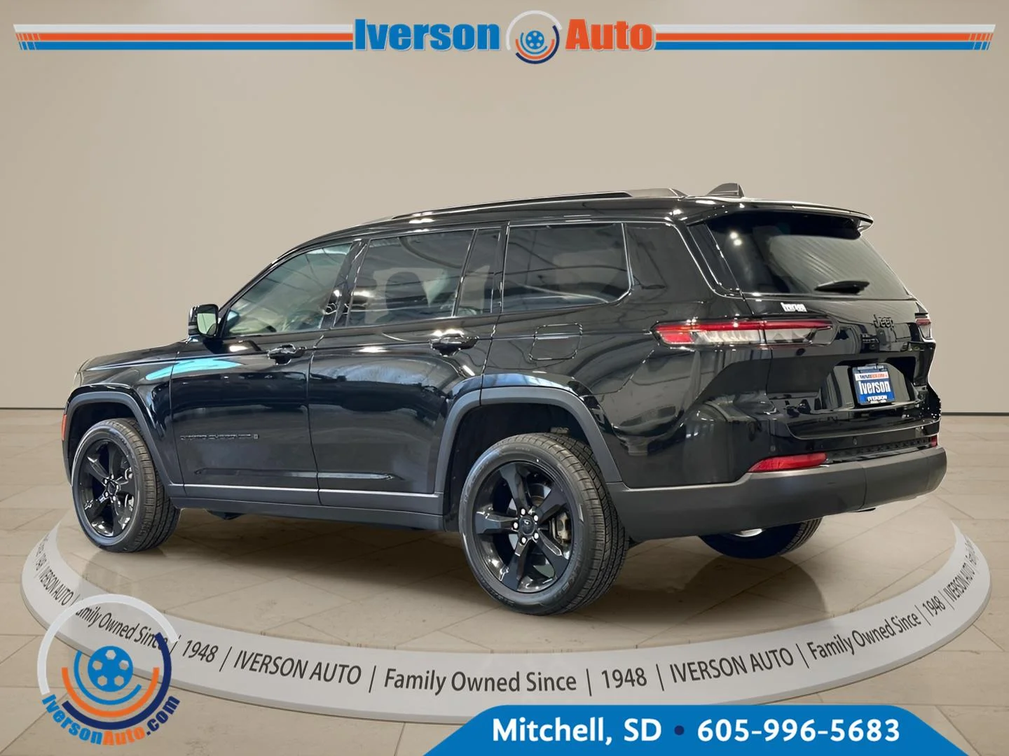 Used 2023 Diamond Black Crystal Pearlcoat Jeep Limited image 7