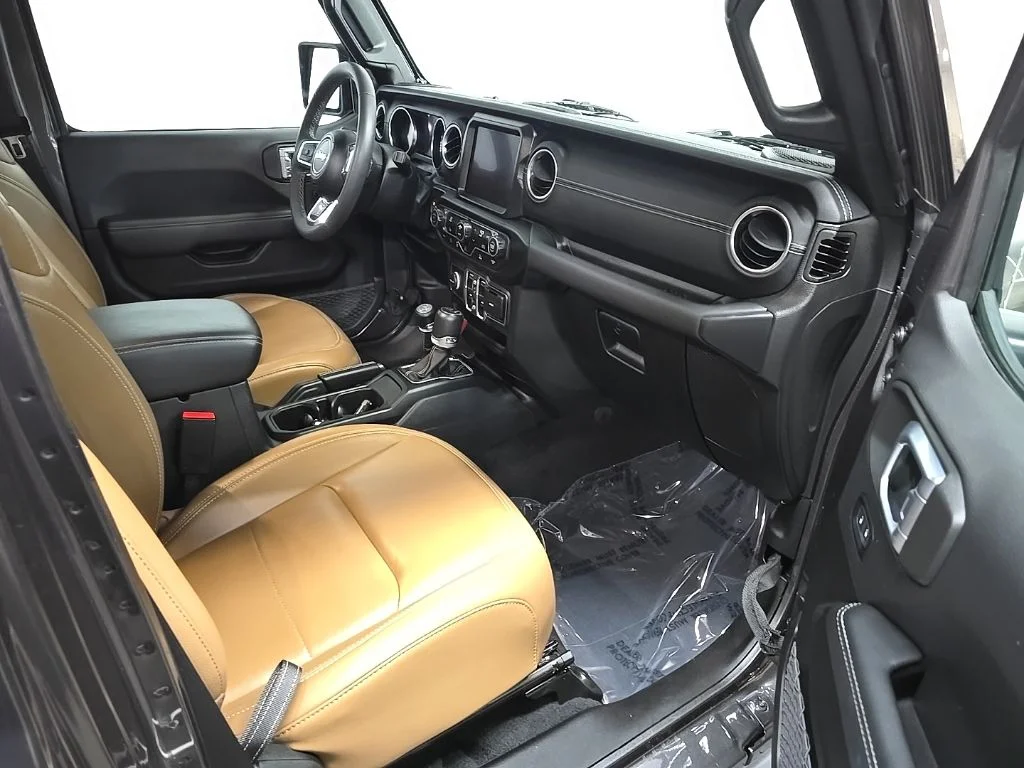 Used 2023 Crystal Metallic Jeep Sahara 4xe image 15