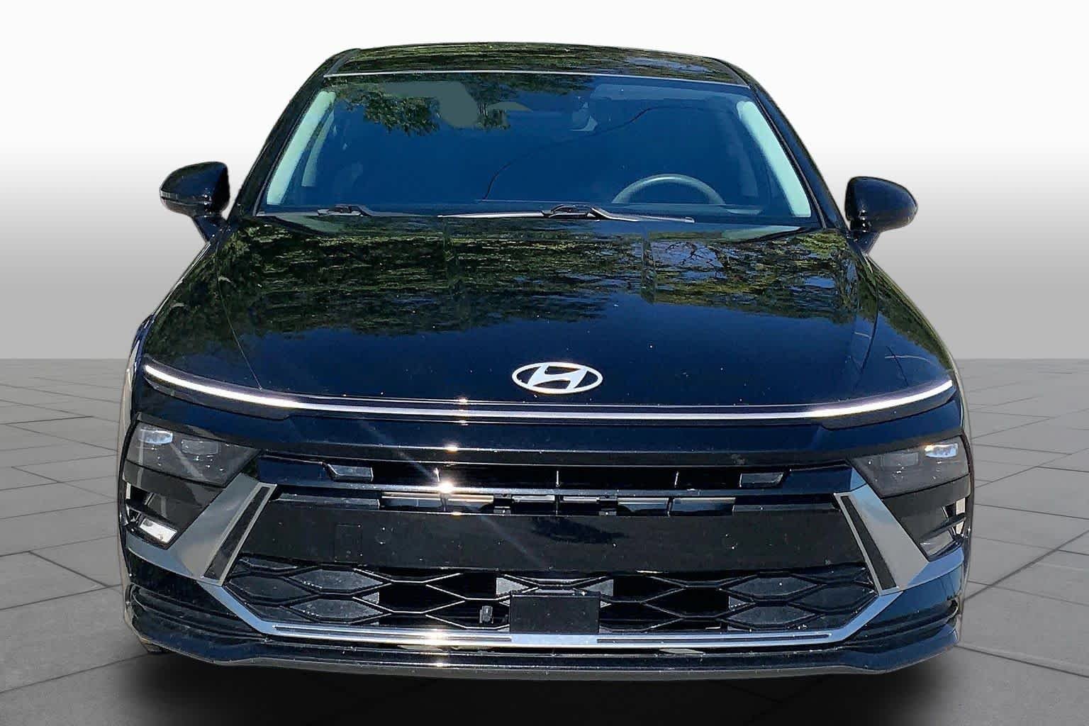 Used 2024 Onyx Black Hyundai SEL image 4