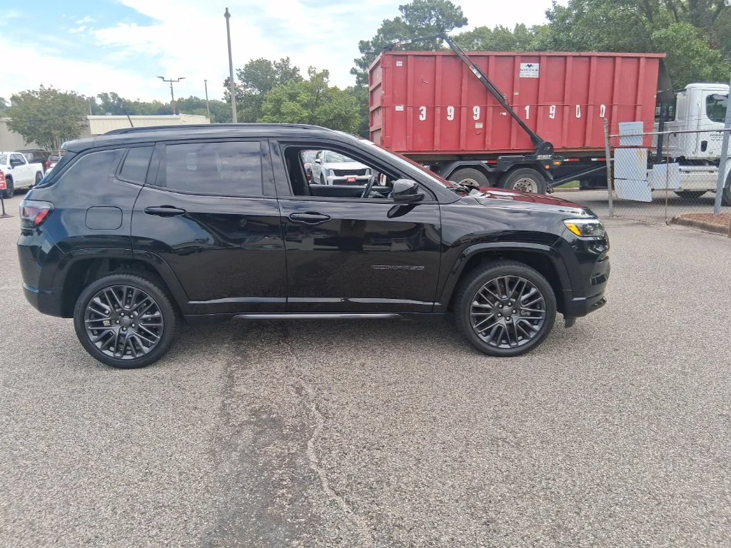 Used 2022 Black Jeep High Altitude image 4