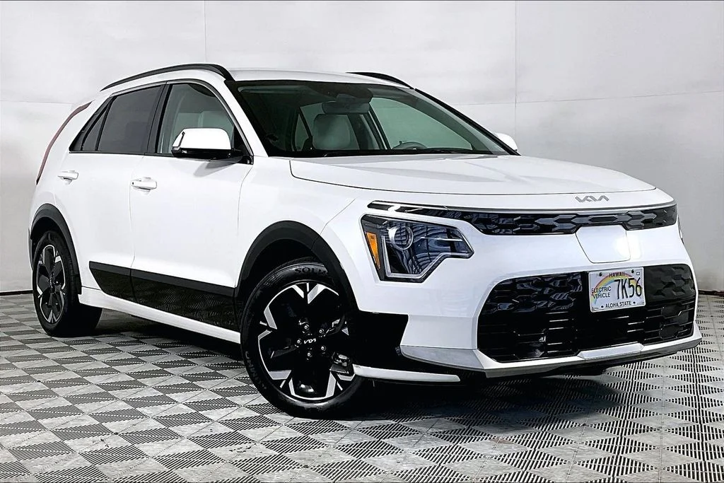 Used 2023 White Kia Wind image 12