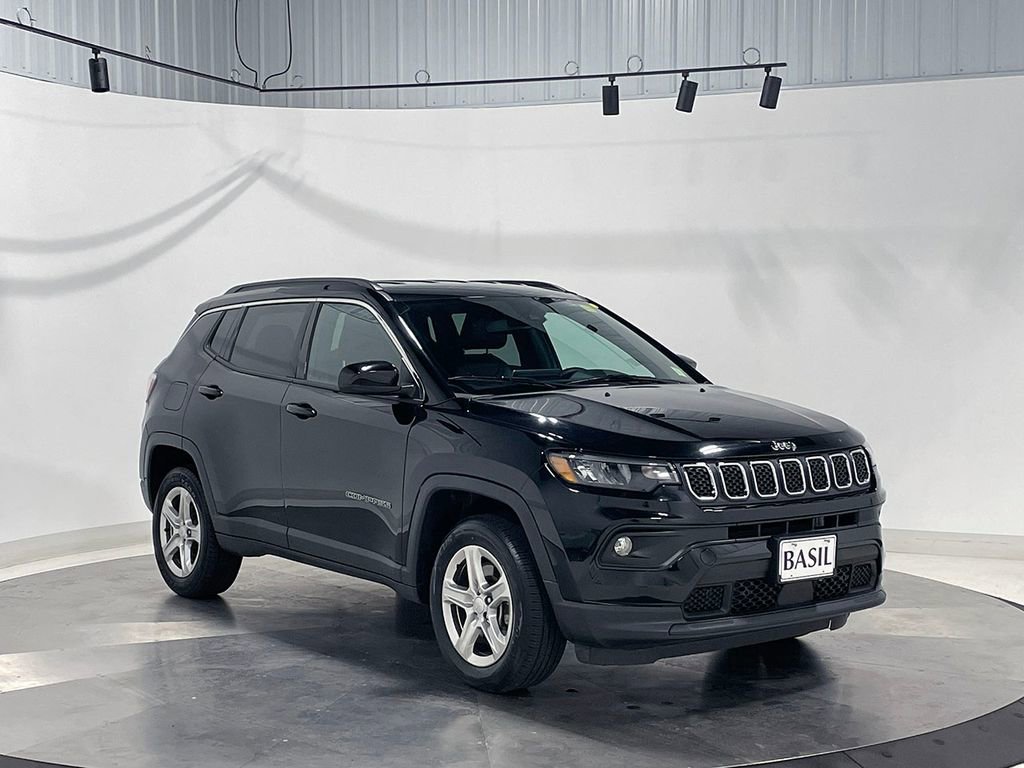 Used 2024 Black Jeep Latitude image 37