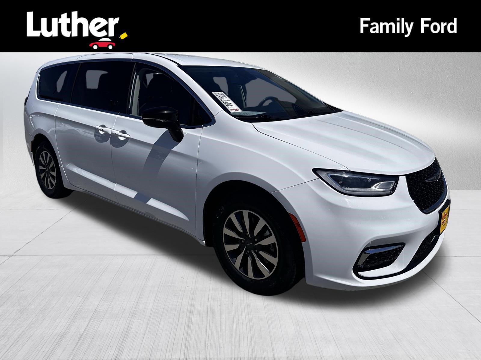 2024 Chrysler Pacifica Hybrid Select PHEV's photo