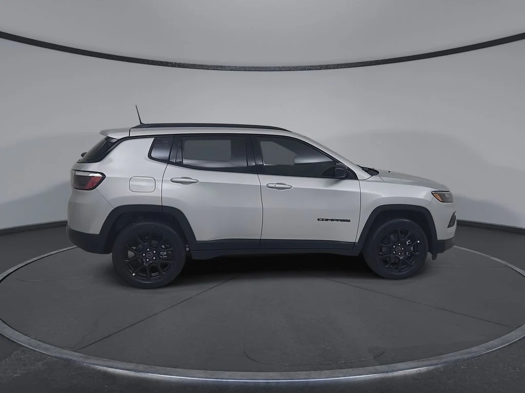 New 2026 Silver Zynith Metallic Clearcoat Jeep Latitude image 16