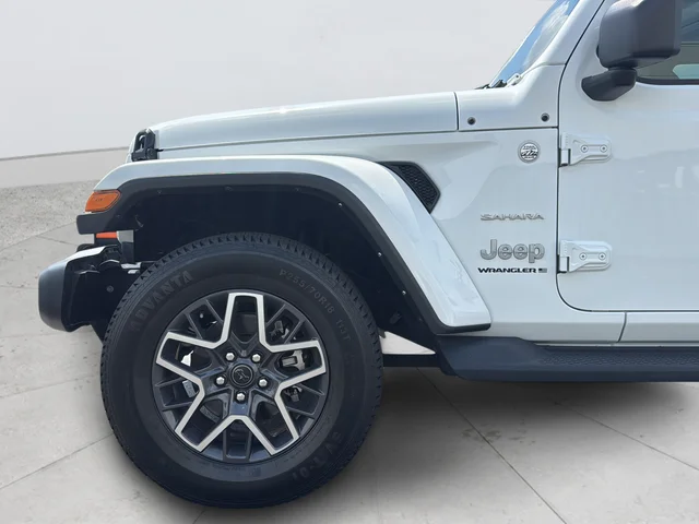 Used 2024 White/off-white Jeep Sahara image 32