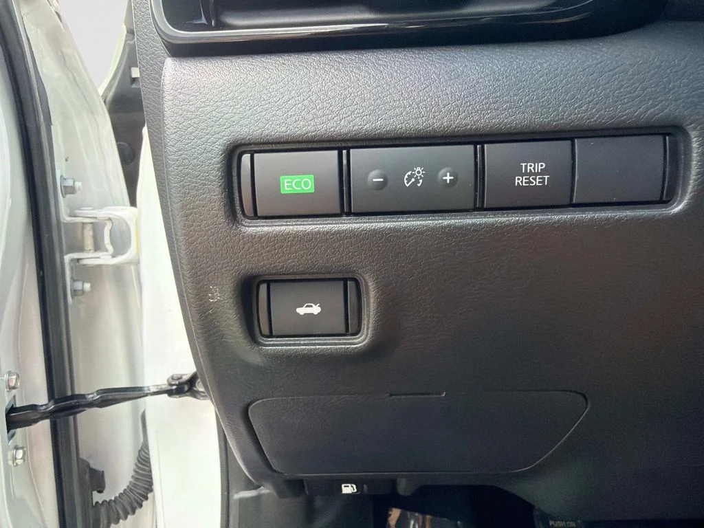 Used 2023 White Nissan SR image 31