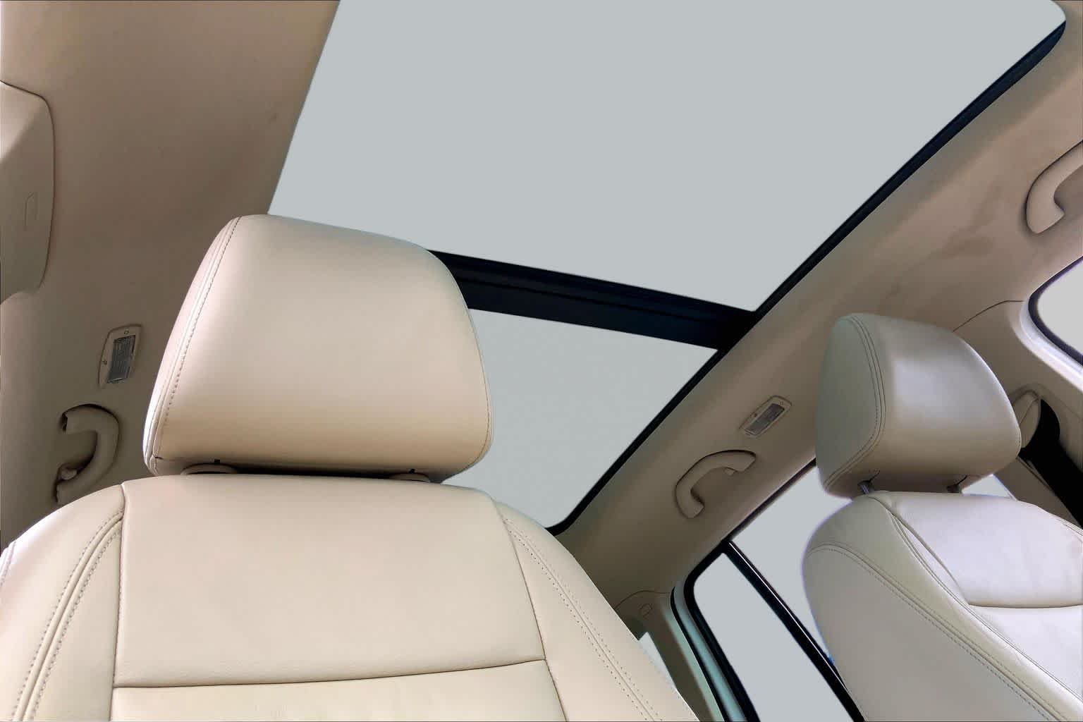 Used 2012 Candy White Volkswagen SEL image 13