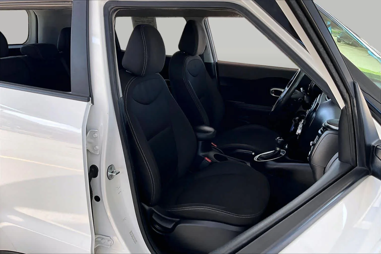 Used 2018 Clear White Kia Base image 9