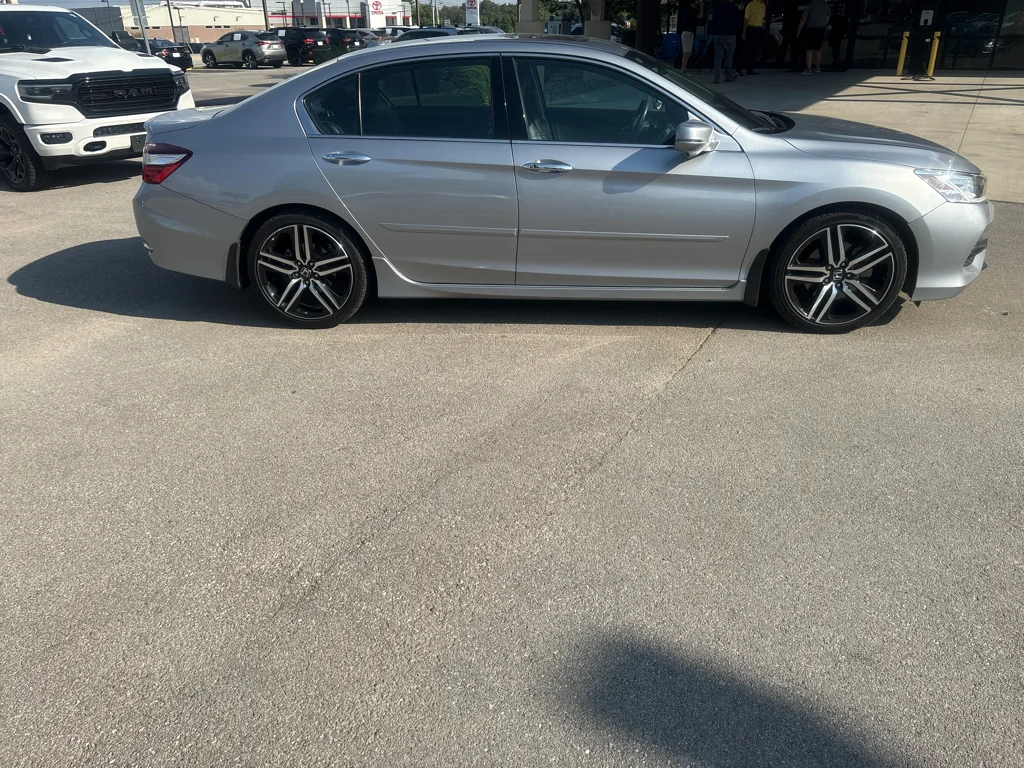 Used 2016 Lunar Silver Metallic Honda Touring image 8