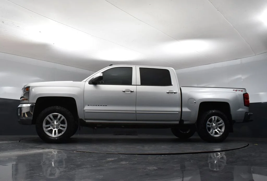 Used 2017 Silver Ice Metallic Chevrolet LT image 9