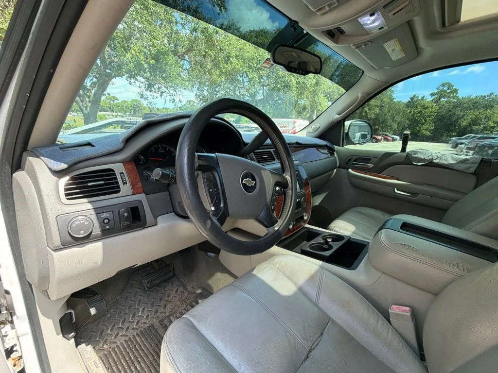 Used 2009 Summit White Chevrolet LTZ image 9