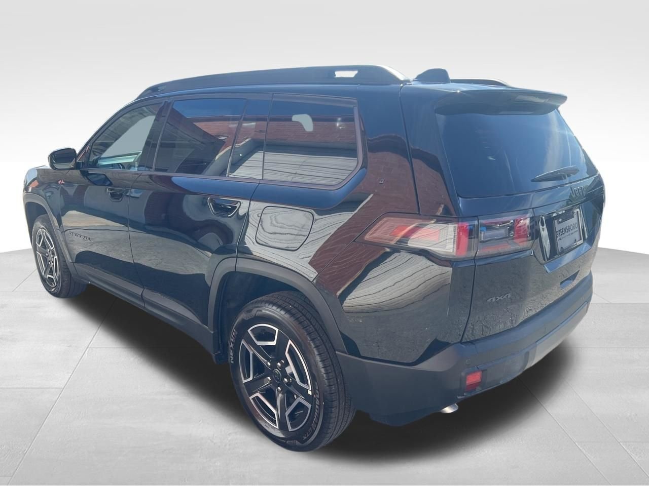 New 2026 Diamond Black Crystal Pearl-Coat Exterior Paint Jeep Laredo image 3