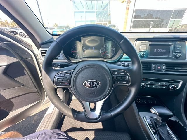 Used 2016 White Kia LX image 16