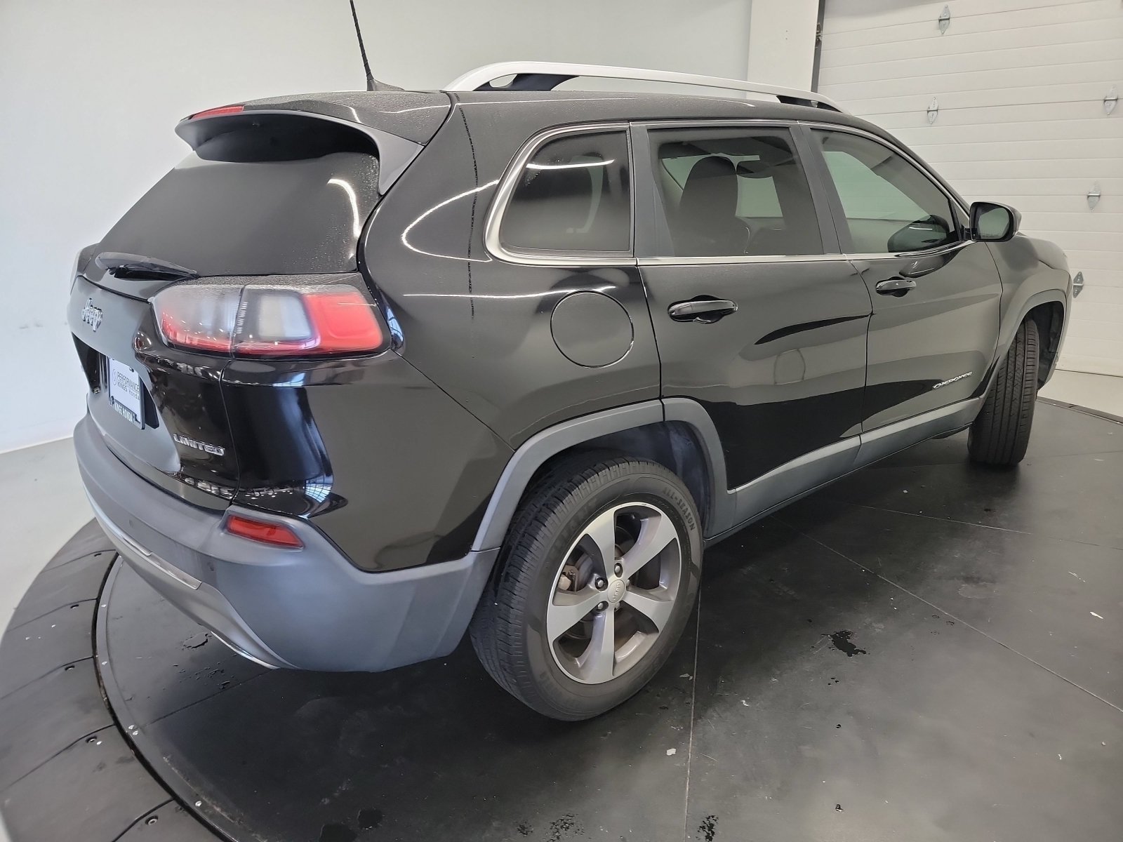 Used 2020 Diamond Black Crystal Pearlcoat Jeep Limited image 8