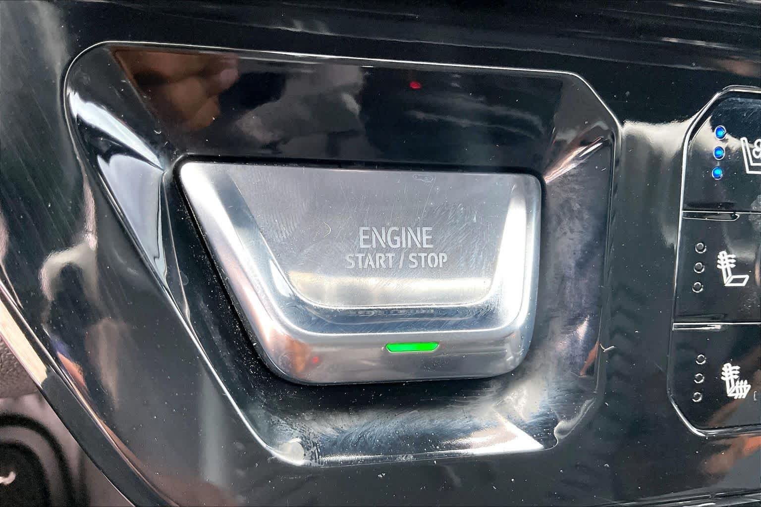Used 2024 Summit White GMC AT4 image 33
