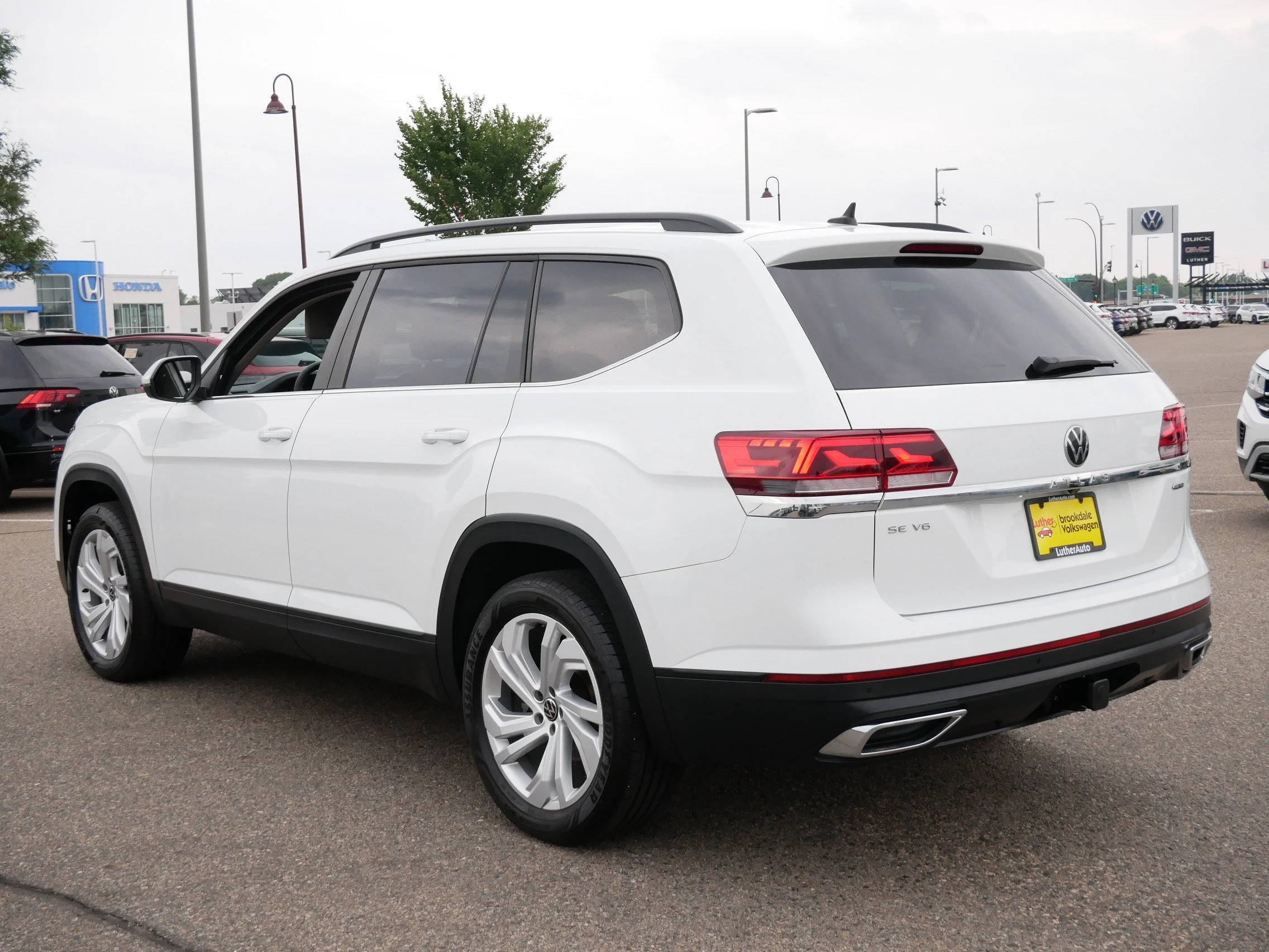 Used 2023 Pure White Volkswagen 3.6L V6 SE w/Technology image 5