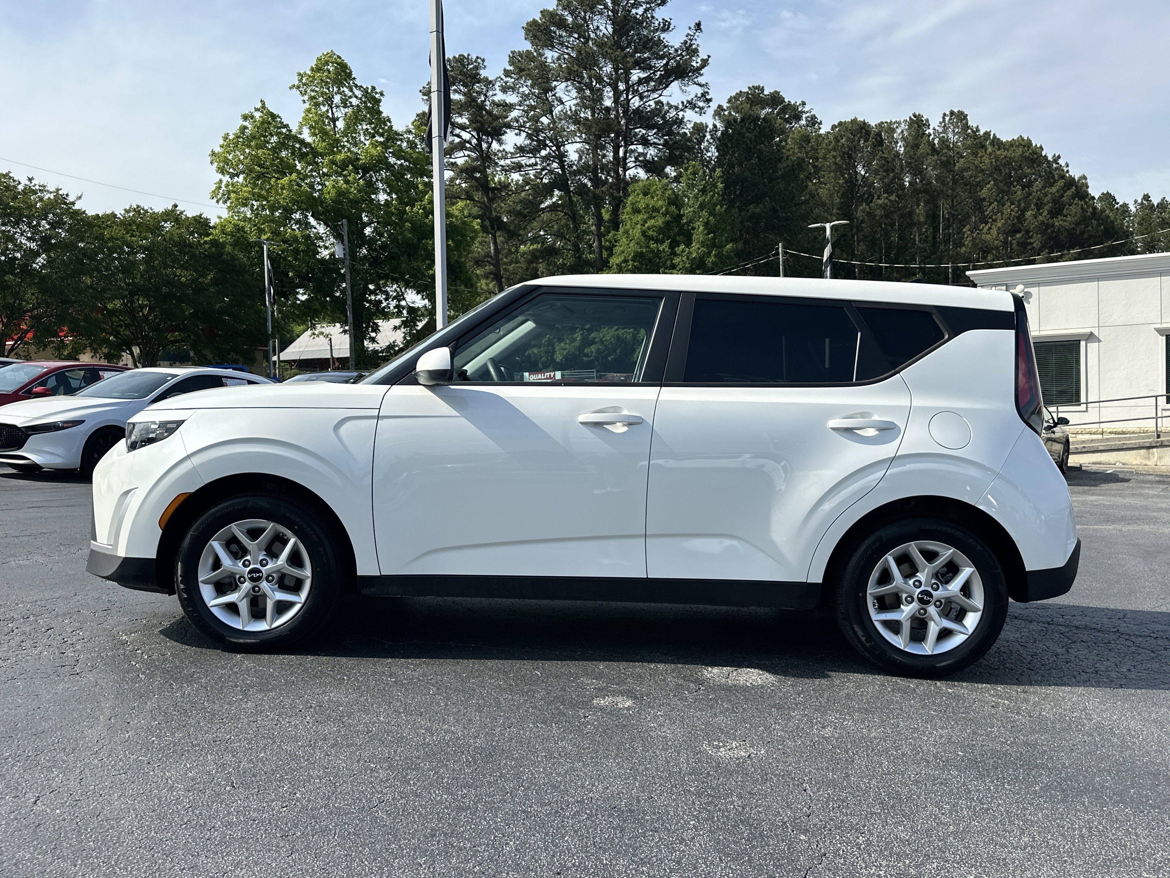 Used 2024 Snow White Pearl Kia LX image 5