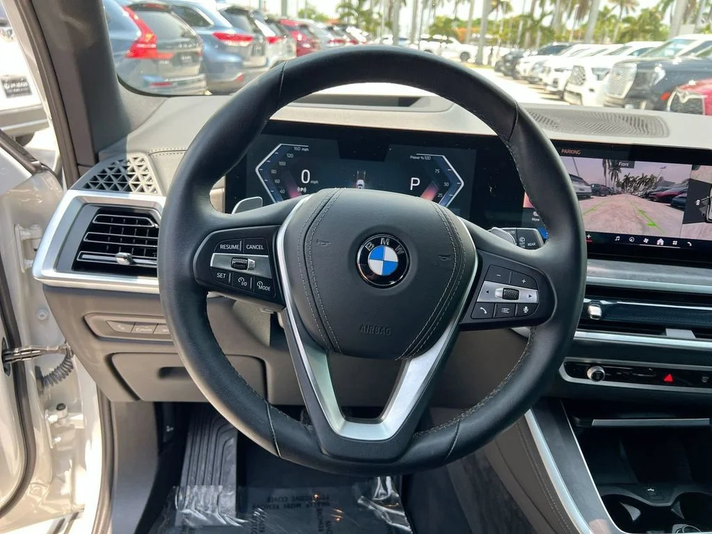 Used 2025 White Metallic BMW sDrive40i image 13