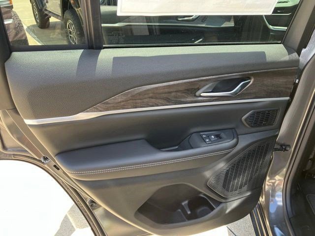 New 2026 Baltic Gray Metallic Clear-Coat Exterior Paint Jeep Limited image 21