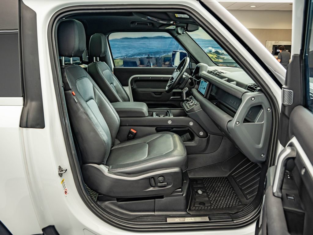 Used 2023 Fuji White Land Rover X-Dynamic SE image 36
