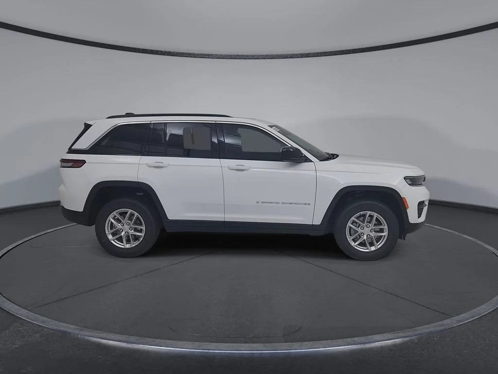 New 2026 Bright White Clear-Coat Exterior Paint Jeep Laredo X image 17