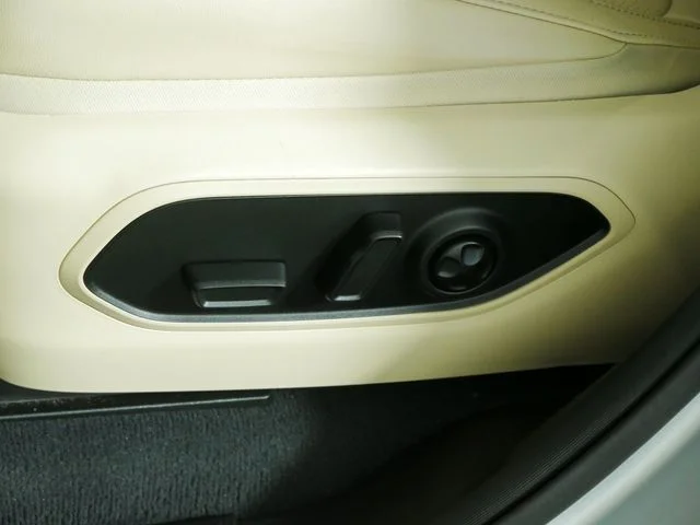 Used 2023 Silver Jeep Limited image 22