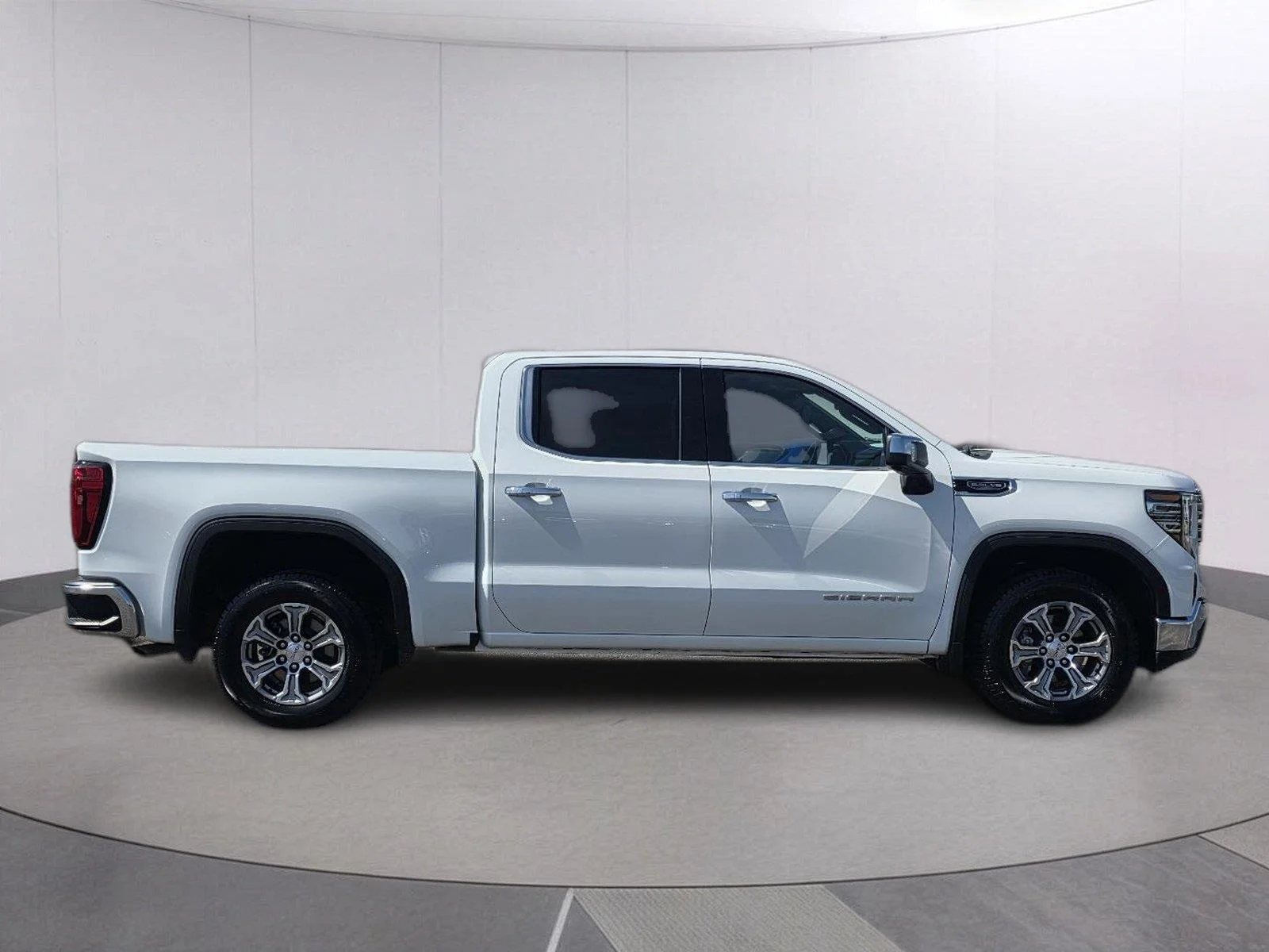Used 2025 Summit White GMC SLT image 4