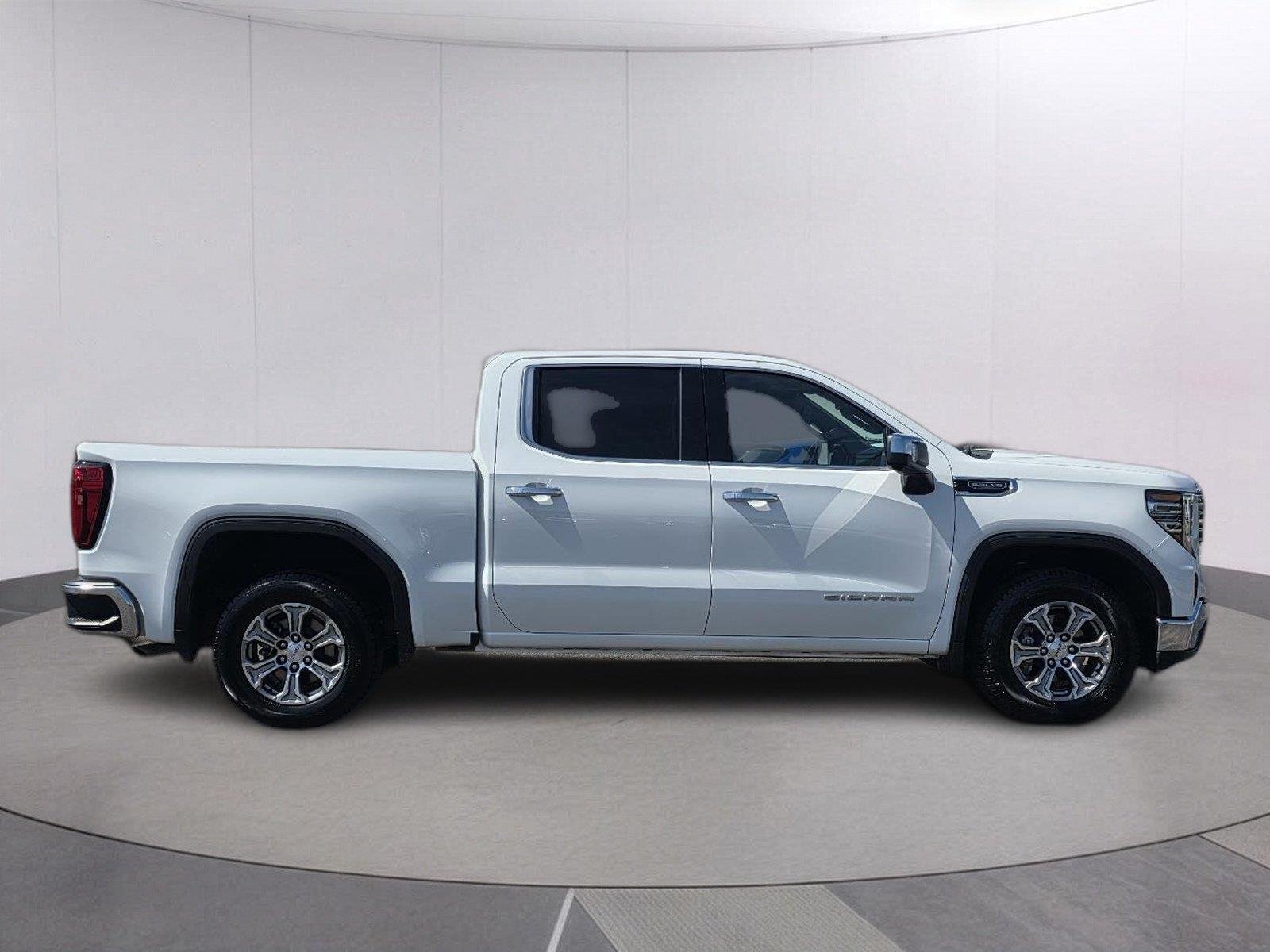 Used 2025 Summit White GMC SLT image 4