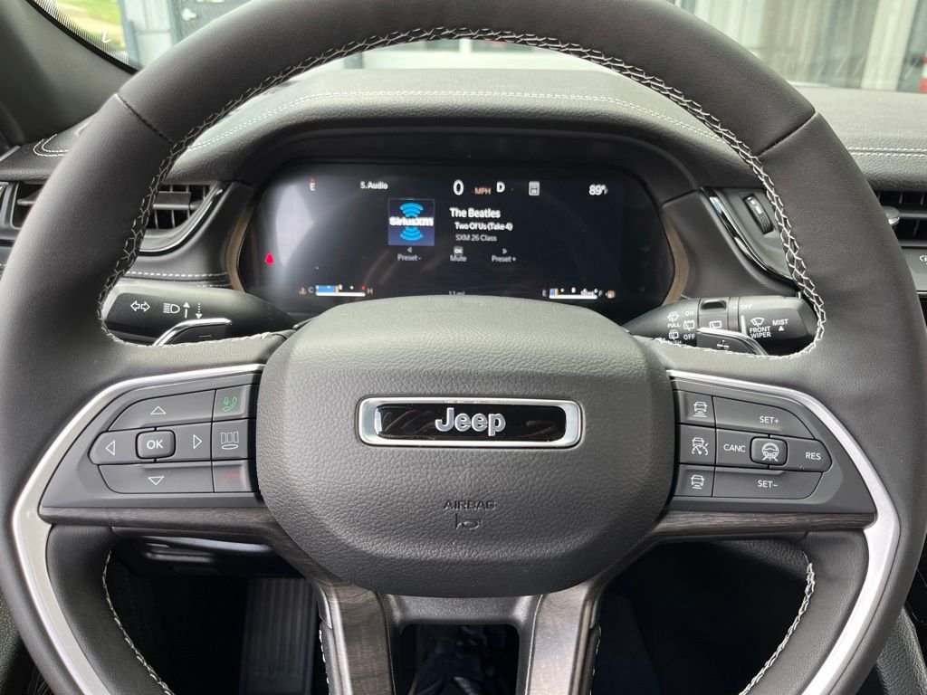 New 2026 Diamond Black Crystal Pearl-Coat Exterior Paint Jeep Altitude image 25