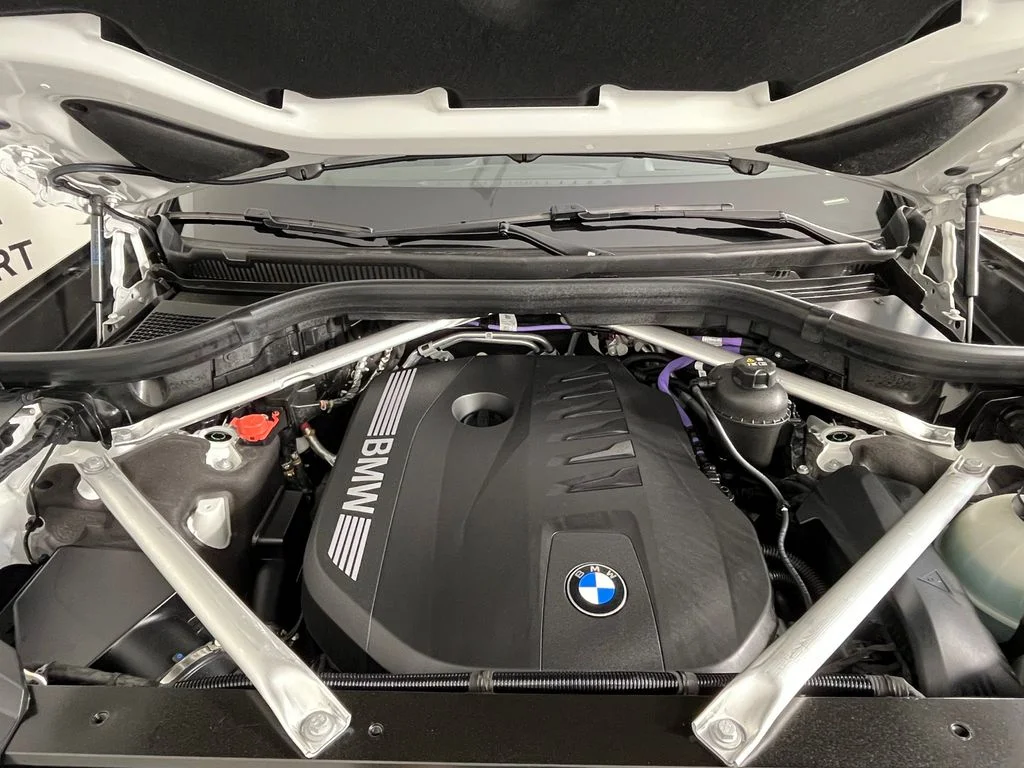 Used 2027 White Metallic BMW xDrive40i image 15