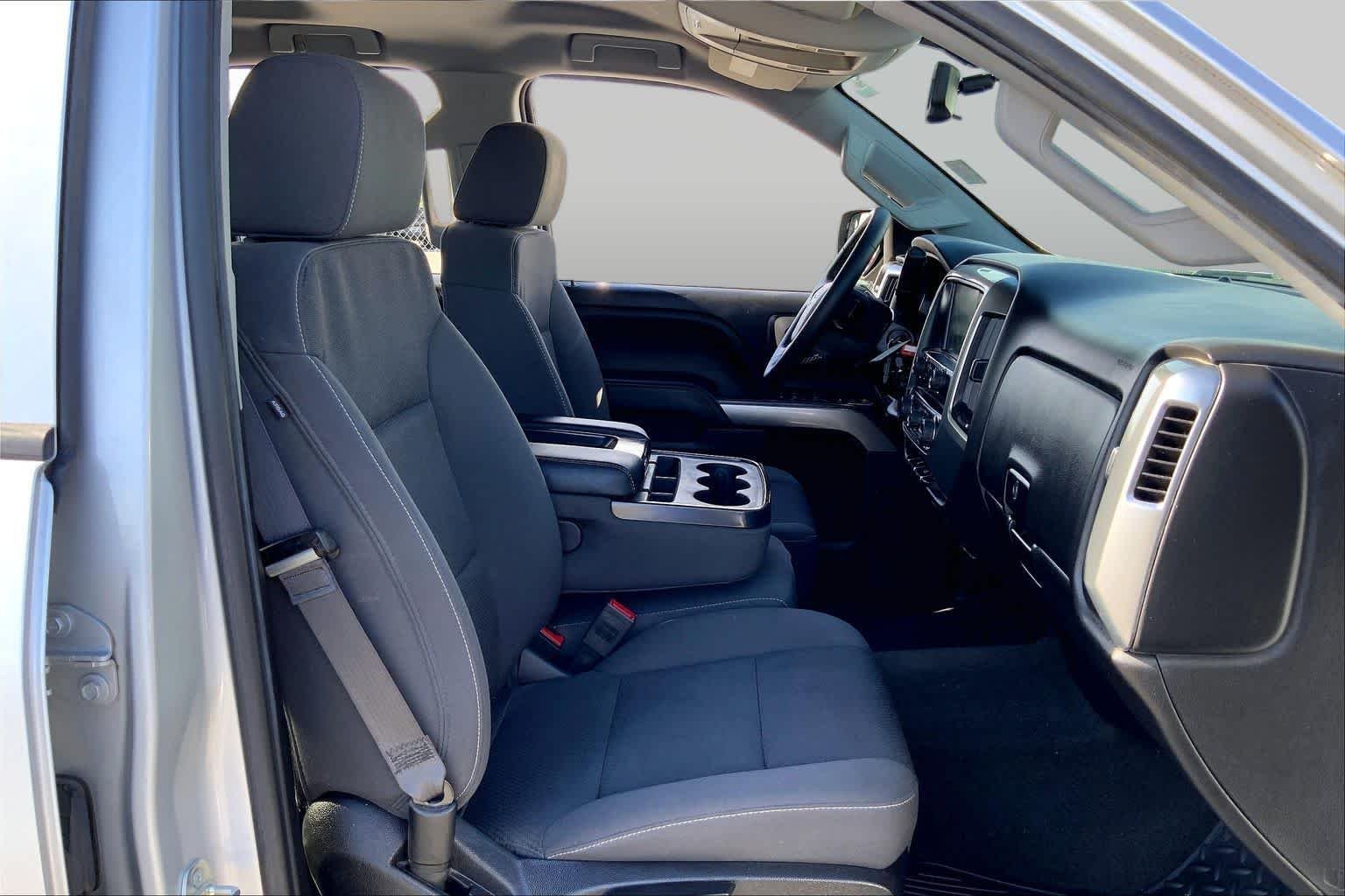 Used 2017 Silver Ice Metallic Chevrolet LT image 9