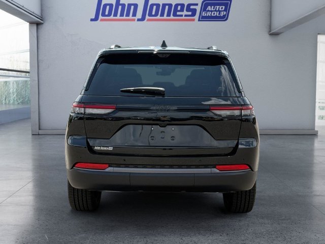 New 2026 Diamond Black Crystal Pearl-Coat Exterior Paint Jeep  image 4