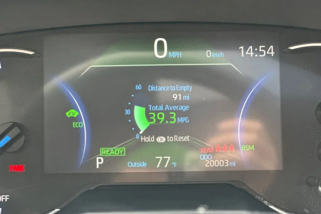 2025 Toyota RAV4 XLE - Photo 25