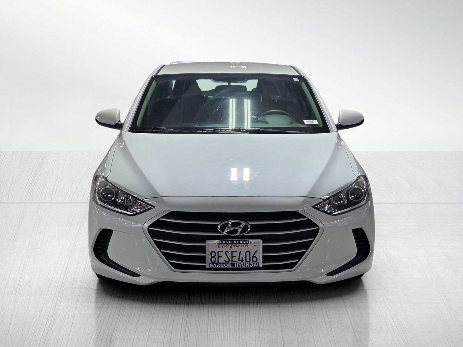 Used 2018 Quartz White Pearl Hyundai SE image 2