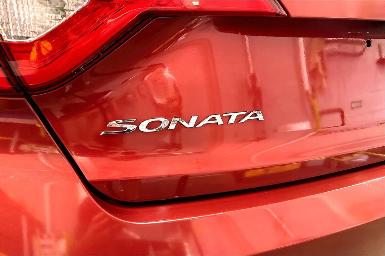 Used 2016 Venetian Red Hyundai 2.4L Limited image 10
