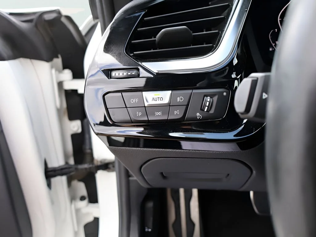 Used 2019 Alpine White BMW sDrive30i image 38