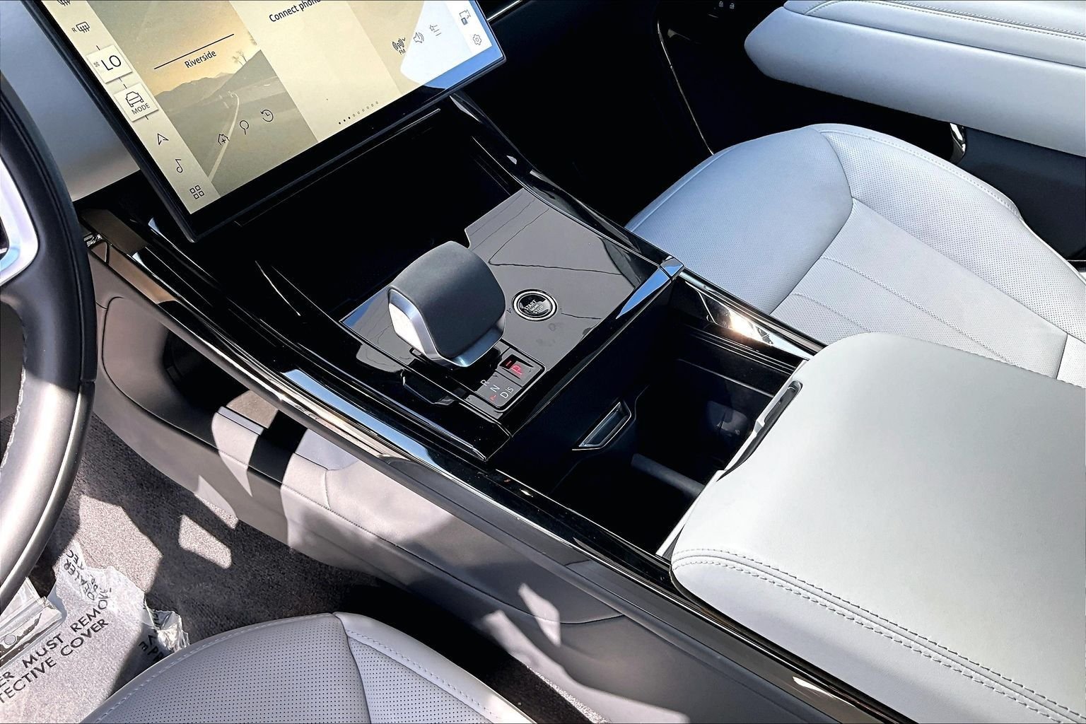 Used 2025 White Land Rover SE image 17