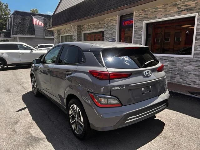 Used 2023 Gray Hyundai SE image 5
