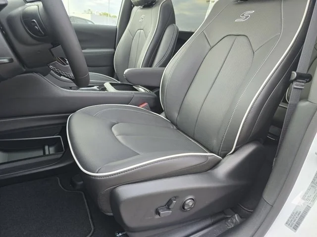 New 2026 Bright White Clearcoat Chrysler Limited image 5