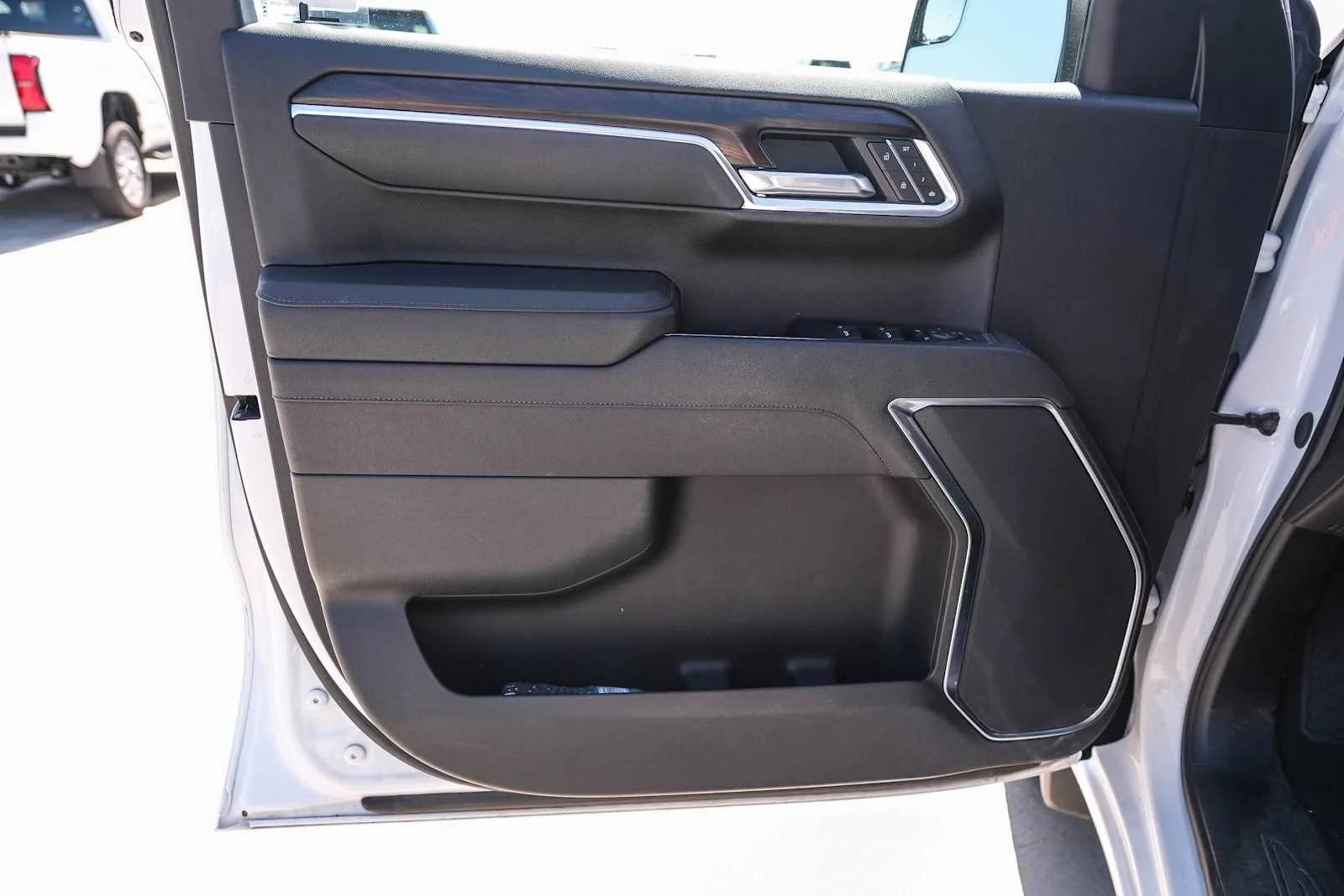 Used 2025 Summit White GMC SLT image 25