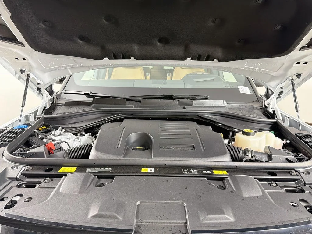 New 2026 Fuji White Land Rover SE PHEV image 32