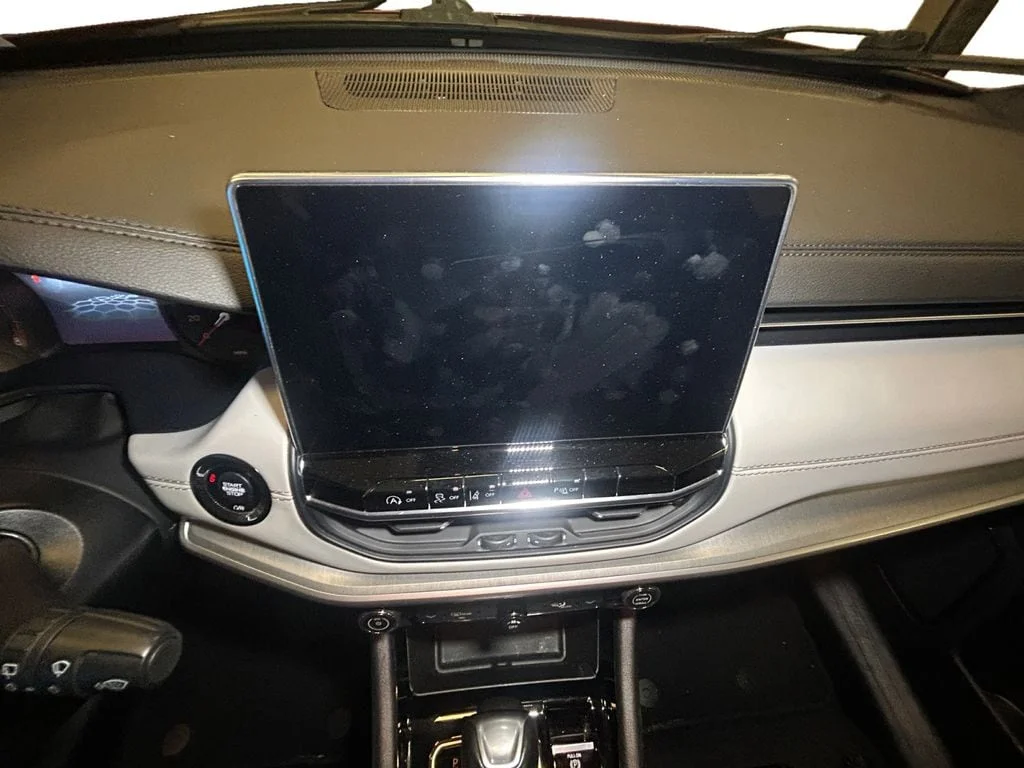 Used 2025 Red Hot Pearlcoat Jeep Limited image 11