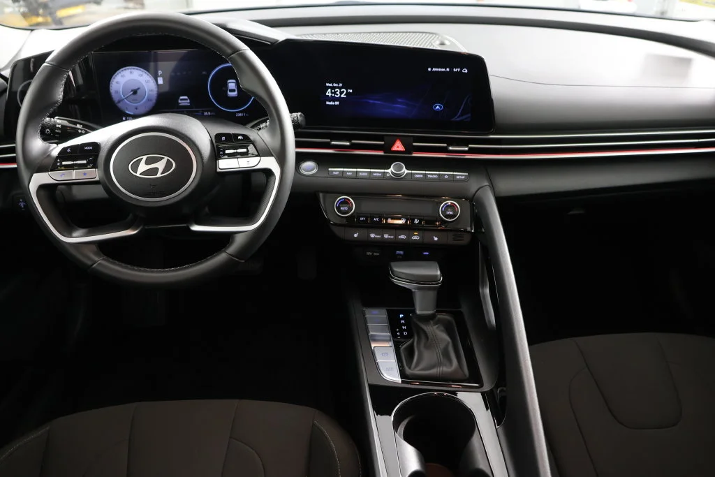 Used 2025 Abyss Black Hyundai SEL Convenience image 2