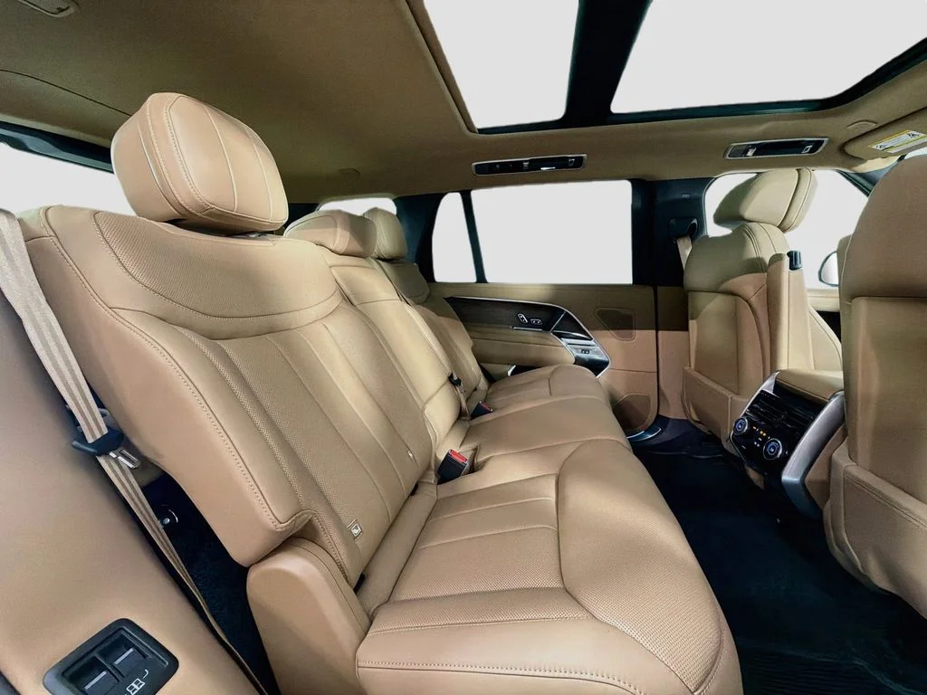 New 2026 Ostuni Pearl White Land Rover SE LWB 7-Seats / V8 image 29
