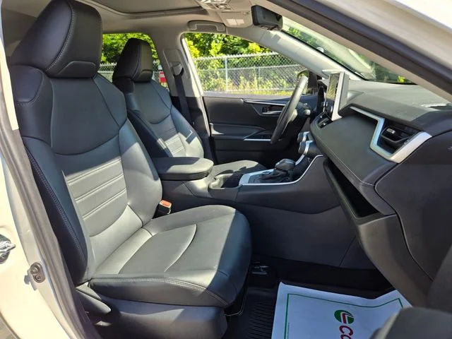 Used 2022 White Toyota XLE Premium image 22