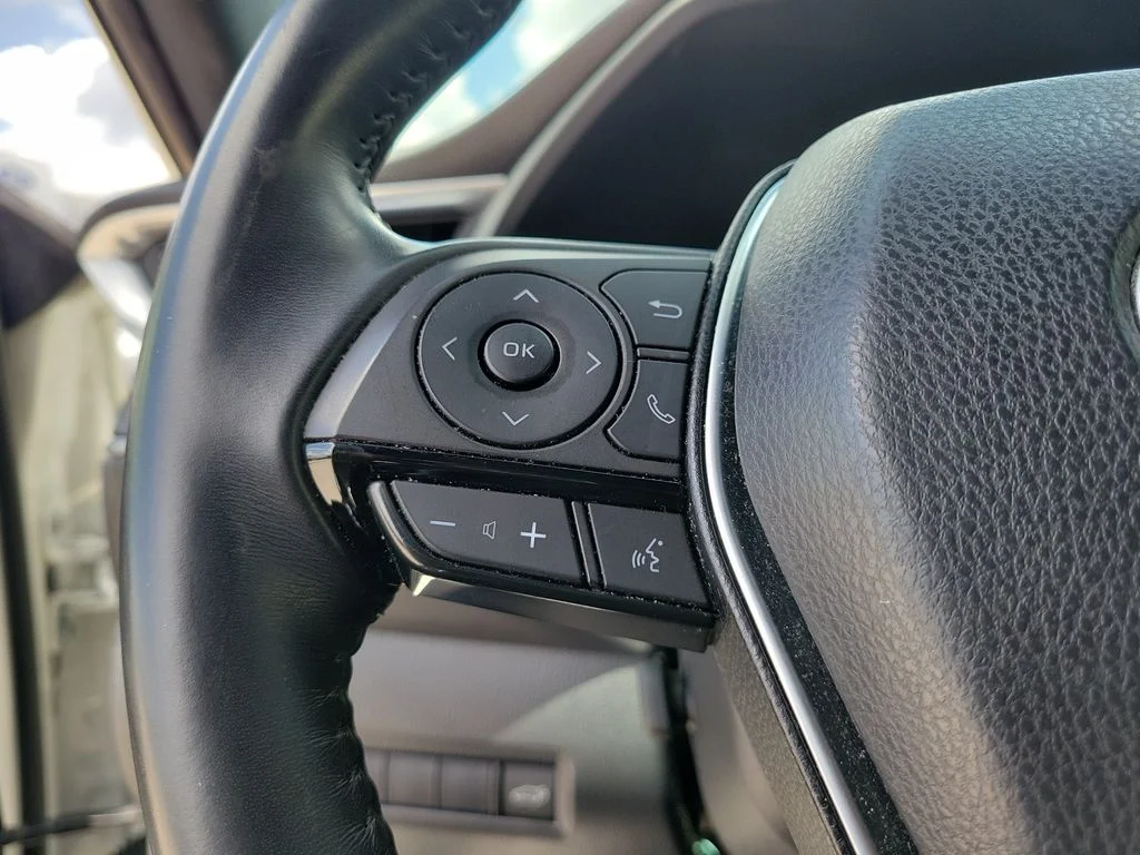 Used 2021 White Toyota XLE image 17