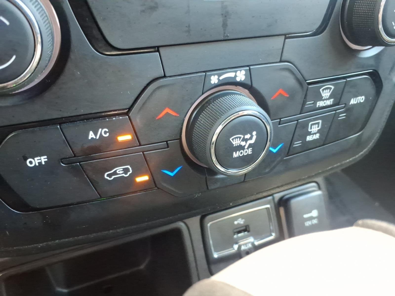 Used 2019 Glacier Metallic Clearcoat Jeep Latitude image 24