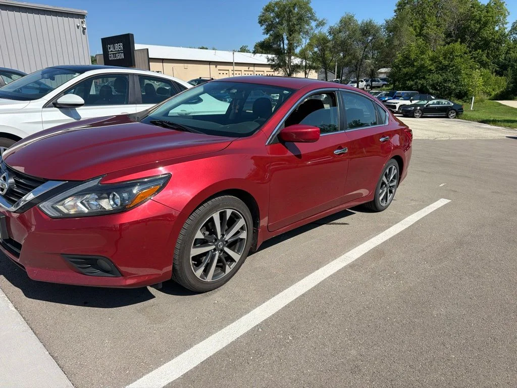 Used 2016 Red Nissan 2.5 SR image 2