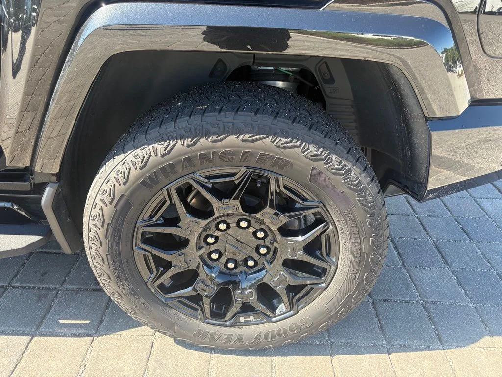 Used 2024 Black GMC 2X image 9
